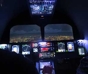 夜間飛行のコックピット